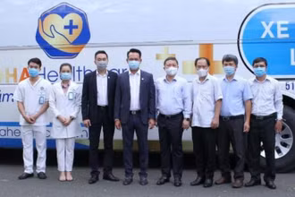 Đại diện Tập đoàn TTC và Công ty CP Y tế DHA trao xe cho Sở Y tế TP Hồ Chí Minh.