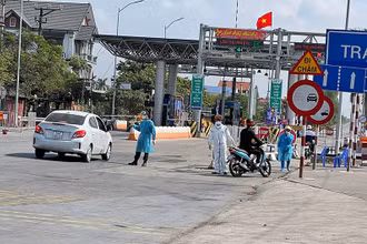 Chốt kiểm soát dịch bệnh ở thị trấn Phú Thái, huyện Kim Thành, cửa ngõ vào thị xã Kinh Môn.