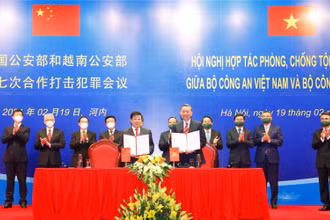 Bộ trưởng Công an hai nước ký kết và trao Biên bản Hội nghị.