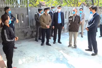 Lãnh đạo cùng các thành viên đoàn công tác ở huyện Quảng Xương kiểm tra người có yếu tố dịch tễ liên quan cách ly tại gia đình.