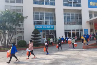 Các bệnh nhân xuất viện ra phương tiện về quê đón Tết.