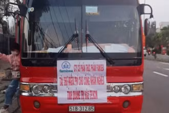 Xe khách vượt chốt kiểm dịch tại TP Đà Nẵng. (Ảnh: Công an cung cấp)