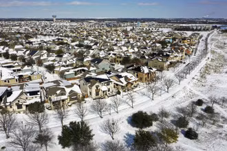 Tuyết bao phủ một khu dân cư tại TP Austin, bang Texas. (Ảnh: AP)