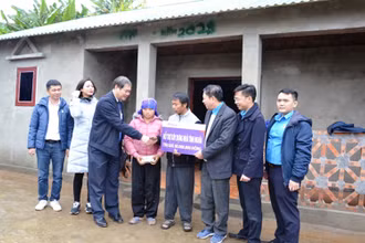 Bàn giao nhà xây kiên cố cho hộ nghèo ở xã Dền Thàng (Bát Xát- Lào Cai).
