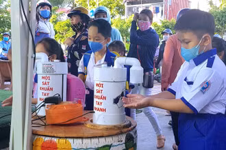 Học sinh Trường Tiểu học Nguyễn Văn Trỗi (phường 5, TP Cà Mau) rửa tay, khử khuẩn… trước khi vào lớp học. (Ảnh minh họa)