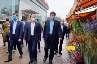 Đồng chí Nguyễn Ngọc Tuấn dẫn đầu đoàn công tác số 3 của Thành ủy Hà Nội kiểm tra công tác phòng, chống dịch Covid-19 tại chợ hoa Quảng Bá (quận Tây Hồ, Hà Nội).