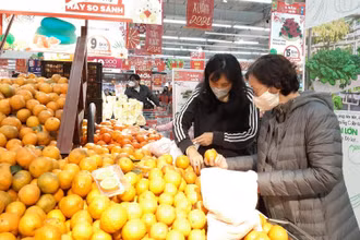 Người dân mua sắm hàng Tết trong siêu thị Big C Thăng Long. (Ảnh: Nguyên Trang)