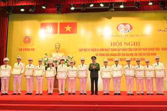 Bộ trưởng Tô Lâm trao Huy hiệu 40 năm tuổi Đảng và Huy hiệu 30 năm tuổi Đảng tặng 14 đảng viên.