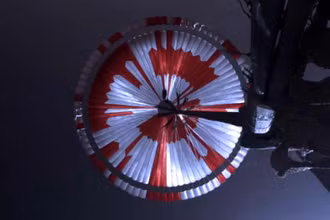 Tàu thám hiểm Perseverance đã chụp ảnh chiếc dù này khi hạ cánh xuống bề mặt sao Hỏa. Ảnh: NASA.