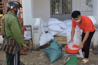 Người dân xã Ngọc Réo, huyện Đăk Hà, tỉnh Kon Tum nhận gạo hỗ trợ Tết của Chính phủ.