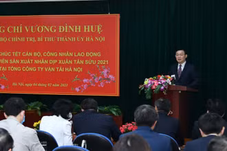 Đồng chí Vương Đình Huệ, Ủy viên Bộ Chính trị, Bí thư Thành ủy phát biểu chúc Tết và động viên cán bộ, công nhân lao động Tổng Công ty Vận tải Hà Nội.