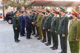 Thủ tướng Nguyễn Xuân Phúc thăm, chúc tết các lực lượng vũ trang thành phố Đà Nẵng.