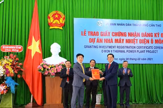 Lãnh đạo TP Cần Thơ trao chứng nhận đầu tư dự án Nhiệt điện Ô Môn II.