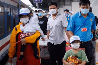 Công nhân lao động TP Hồ Chí Minh lên tàu về quê đón Tết.