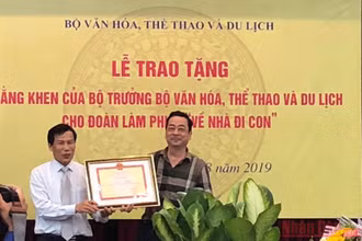 NSND Hoàng Dũng nhận bằng khen của Bộ Văn hóa, Thể thao và Du lịch cùng đoàn làm phim "Về nhà đi con".