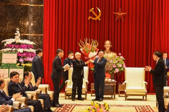 Bí thư Thành ủy Vương Đình Huệ tặng hoa chúc mừng Tổng Bí thư, Chủ tịch nước Nguyễn Phú Trọng. (Ảnh: DUY LINH)