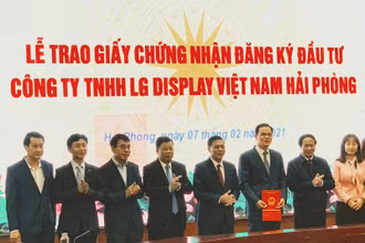 Quang cảnh trao Giấy chứng nhận đầu tư