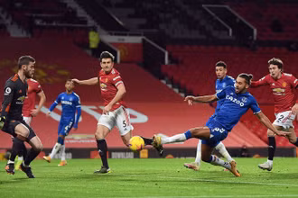 Calvert-Lewin (áo xanh, giữa) ghi bàn cân bằng tỷ số 3-3 cho Everton.