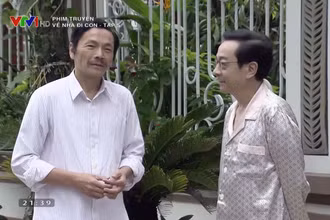NSND Trung Anh và NSND Hoàng Dũng trong phim "Về nhà đi con".