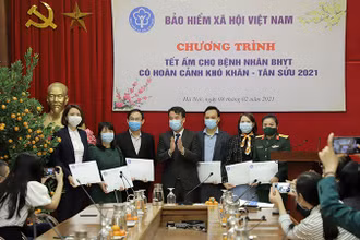 Tổng Giám đốc BHXH Việt Nam Nguyễn Thế Mạnh dự và phát động chương trình. 
