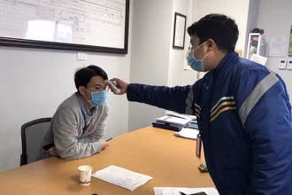 CBNV được kiểm tra thân nhiệt thường xuyên.