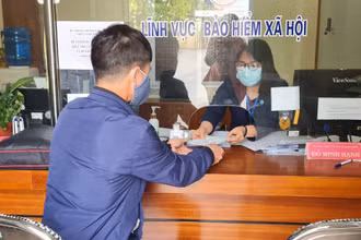 Tiếp nhận hồ sơ tại bộ phận "một cửa" BHXH thị xã Kinh Môn, tỉnh Hải Dương, sáng 19-2. (Ảnh:Tâm Trung)