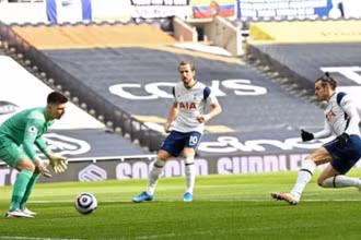 G. Bale (phải) xuất sắc lập cú đúp cho Tottenham.