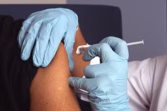 Các nhà khoa học hối thúc liên minh COVAX cần thúc đẩy hơn nữa để tiêm chủng Covid-19 cho các nước nghèo. Ảnh: Unsplash.