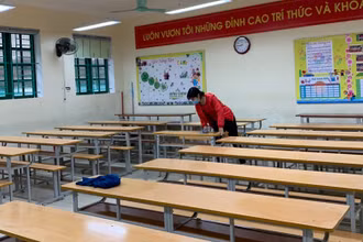 Cán bộ, giáo viên trường THCS Kỳ Bá (TP Thái Bình) tổ chức tổng vệ sinh lớp học, sẵn sàng đón học sinh khối lớp 9 đến trường.