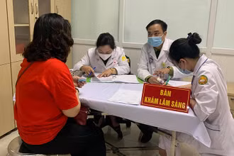 Khám sàng lọc cho tình nguyện viên trước khi tiêm thử nghiệm vaccine.