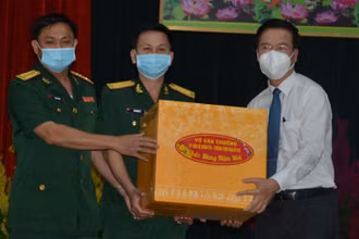 Đồng chí Võ Văn Thưởng, Ủy viên Bộ Chính trị, Thường trực Ban Bí thư tặng quà cho Sư đoàn 9.