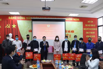 Chủ tịch Liên đoàn Lao động TP Hà Nội Nguyễn Phi Thường tặng quà cho người lao động khó khăn. Ảnh: Ngọc Ánh.
