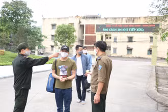 Kiểm soát chặt chẽ công nhân ra, vào khu tập thể của Công ty than Vàng Danh.