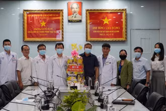 Thứ trưởng Y tế Nguyễn Trường Sơn thăm, làm việc với Bệnh viện Chợ Rẫy. (Ảnh: BVCC)