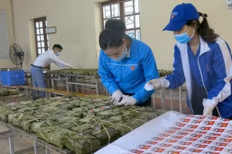 Chuẩn bị chuyển bánh chưng vào vùng dịch.
