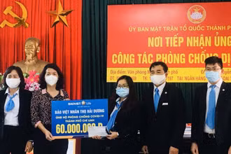 Bảo hiểm nhân thọ Hải Dương tặng quà ủng hộ TP Chí Linh 