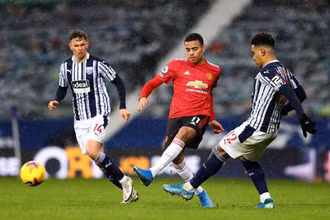 Greenwood (áo đỏ, Man United) tranh bóng với hai cầu thủ West Brom.