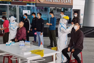 CDC Đà Nẵng lấy mẫu xét nghiệm cho gần 1.300 người làm việc tại CHKQT Đà Nẵng