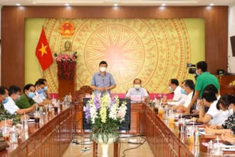 Chủ tịch UBND tỉnh Đồng Tháp Phạm Thiện Nghĩa phát biểu tại cuộc họp khẩn chiều 28-2, tại huyện Tân Hồng. (Ảnh: Văn Khương)