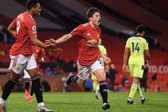 D. James (phải) ghi bàn thứ 2 cho Man United.