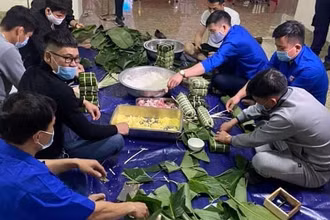 Anh em thợ mỏ gói bánh chưng đón Xuân tại đơn vị. 