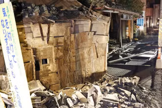 Một ngôi nhà bị hư hại do động đất ở Koorimachi, tỉnh Fukushima, đông bắc Nhật Bản. (Ảnh: AP)