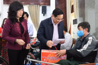 Đồng chí Phạm Minh Chính thăm, tặng quà Trung tâm Điều dưỡng thương binh Thuận Thành.