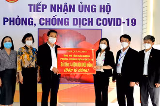 Lãnh đạo tỉnh Quảng Ninh trao biểu trưng ủng hộ Hải Dương bốn tỷ đồng.