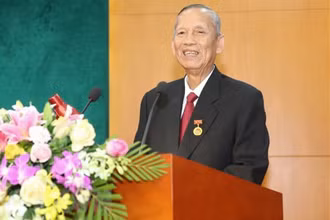 Nguyên Phó Thủ tướng Trương Vĩnh Trọng nhận huy hiệu 50 năm tuổi Đảng.