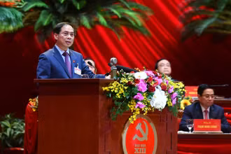 Đồng chí Bùi Thanh Sơn, Ủy viên Trung ương Đảng, Thứ trưởng Thường trực Ngoại giao trình bày tham luận. (ẢNH: ANH TUẤN - DUY LINH)