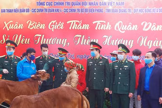Ban Tổ chức chương trình "Xuân biên giới thắm tình quân dân" trao bò giống tặng bà con nông dân.