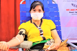 Người dân huyện Ea Kar tham gia hiến máu tình nguyện.