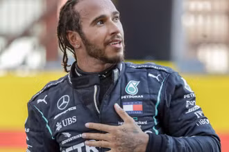 Hamilton đang sở hữu bảy chức vô địch F1, "chung mâm" cùng huyền thoại người Đức Michael Schumacher.