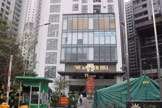 Lực lượng chức năng phong toả toà nhà The Garden Hill, số 99 phố Trần Bình, phường Mỹ Đình 2. Ảnh: KTĐT